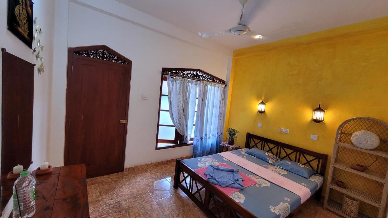 Malika'S Yellow House Hikkaduwa Exterior foto