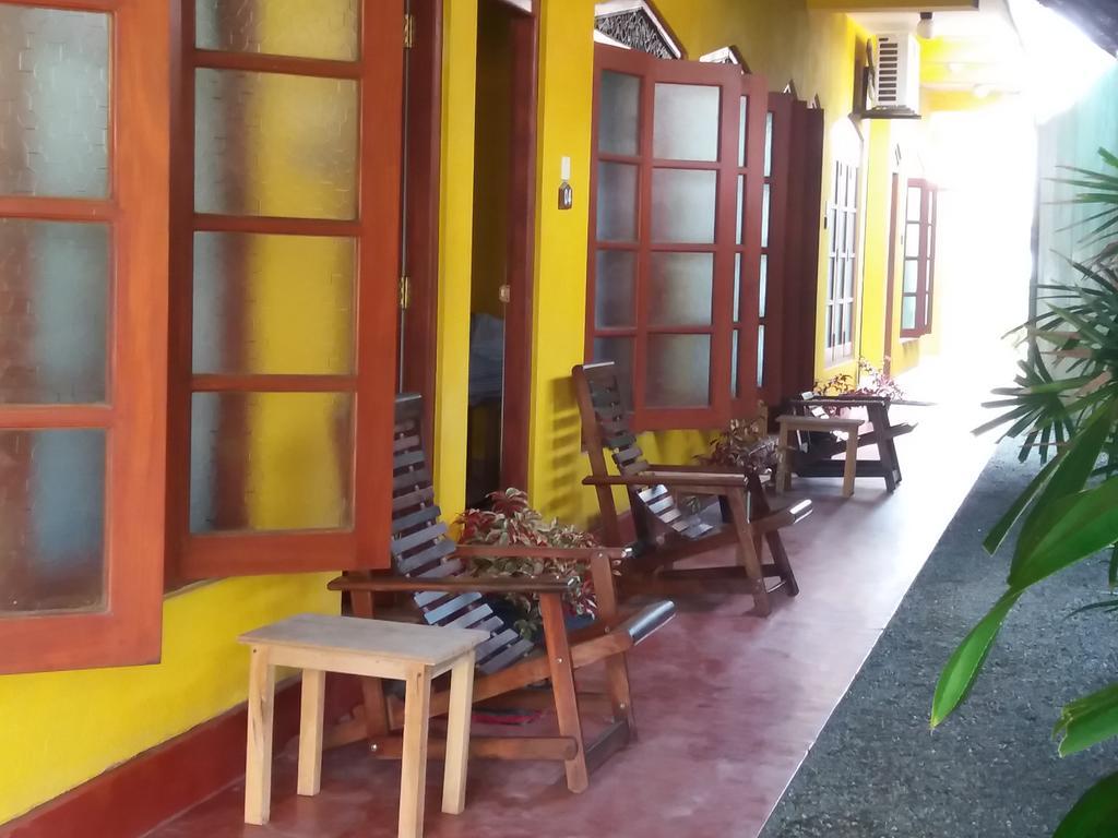 Malika'S Yellow House Hikkaduwa Exterior foto