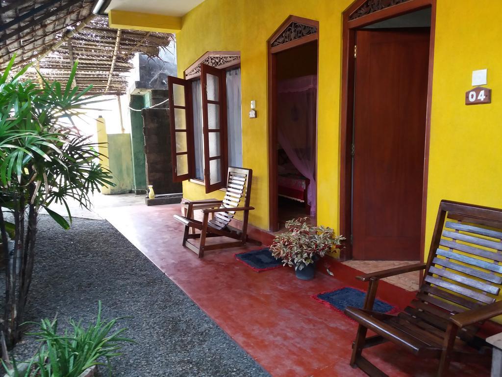 Malika'S Yellow House Hikkaduwa Exterior foto